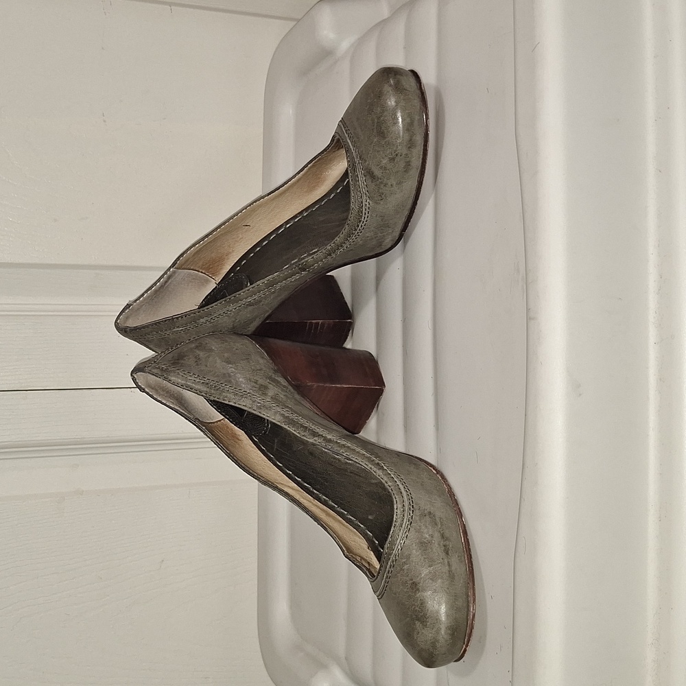 Frye Leather "Carson" Slip-on Pumps Stacked Heels - 9 - Gray Distressed